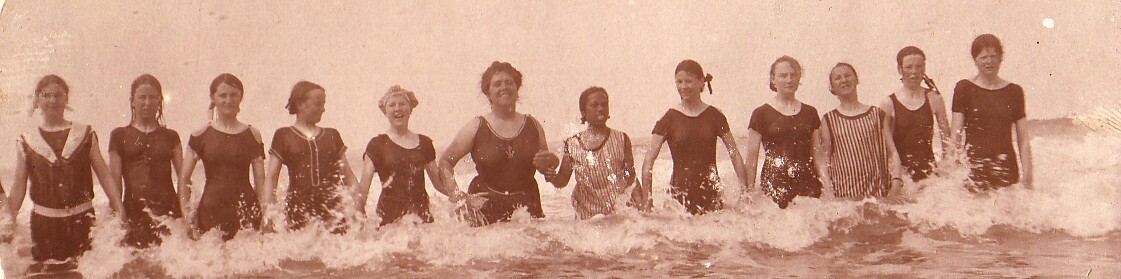 Swimming Girls - 1913 
