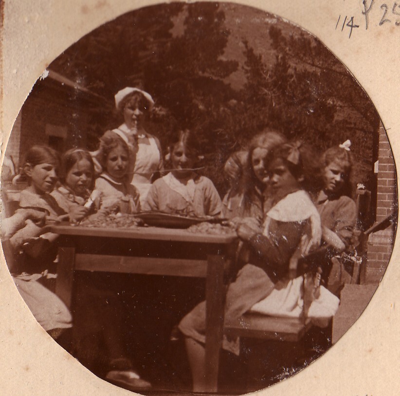 Girls working - 1913