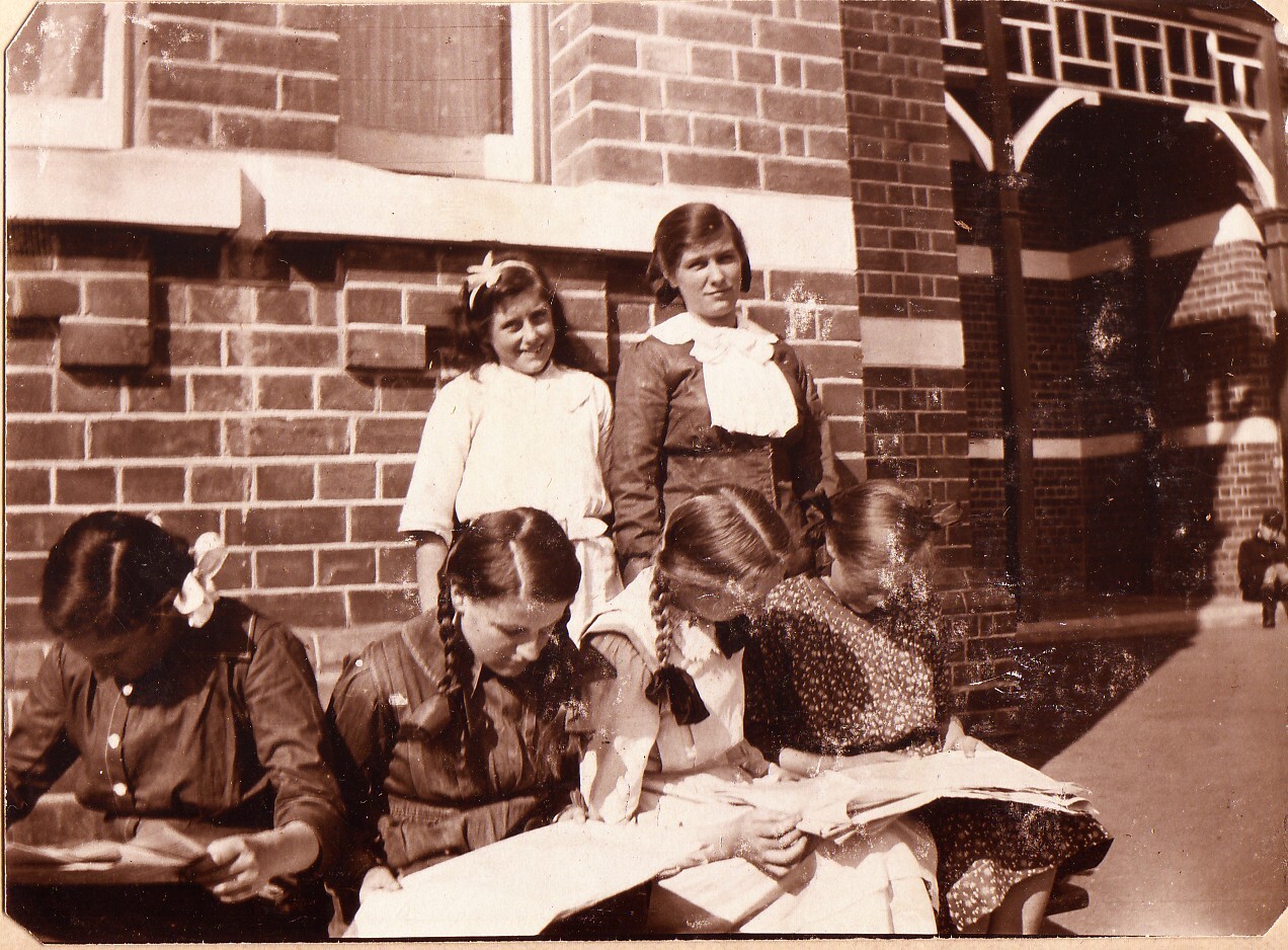 Reading the News - 1914
