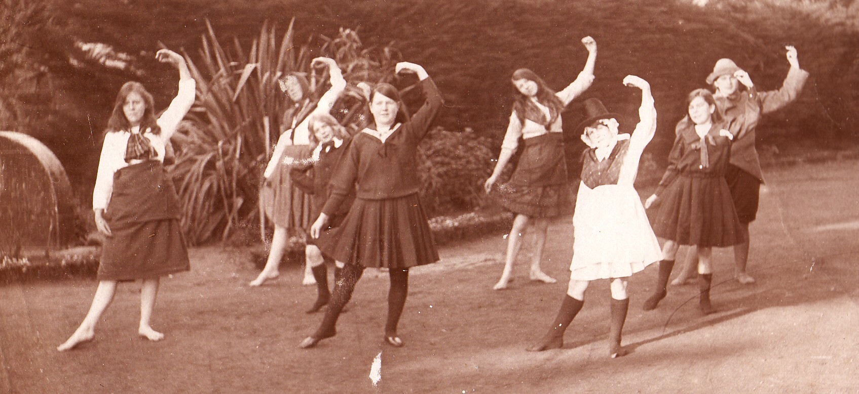 Dancing Girls - 1913