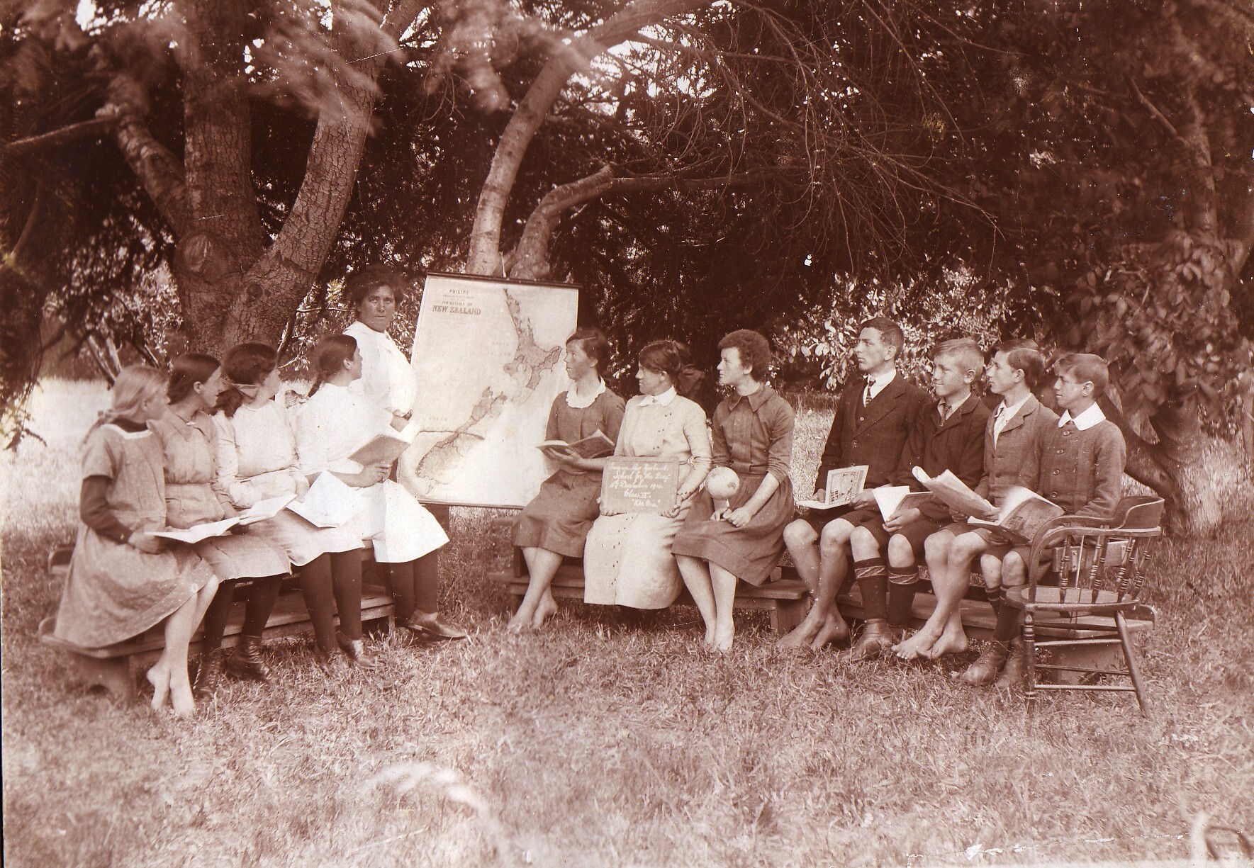 Mrs Trinder and Class - 1914