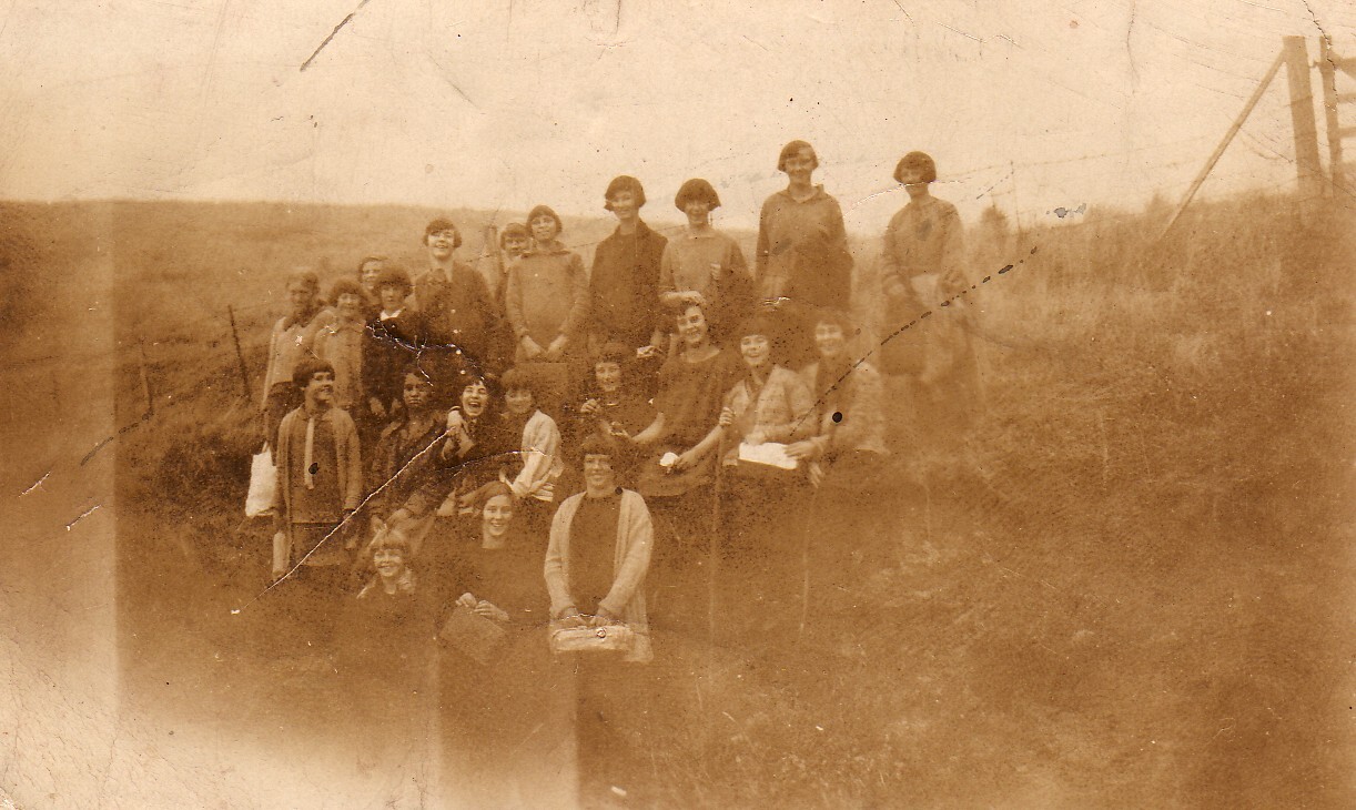 Girls walk to Scarborough Hill - 1890s