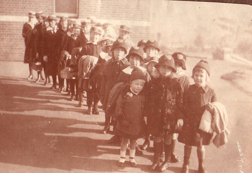 Little girls - 1910
