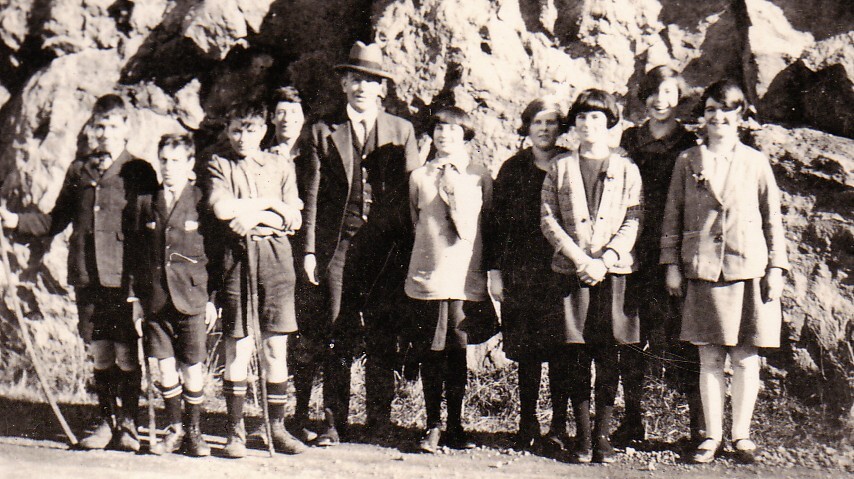 Mr Crawford &amp; Students - 1923